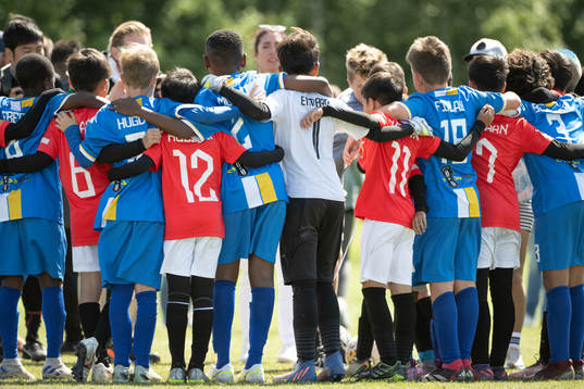 Spelare i Legacy Academy och First Kick Academy B11 kramas om efter en match