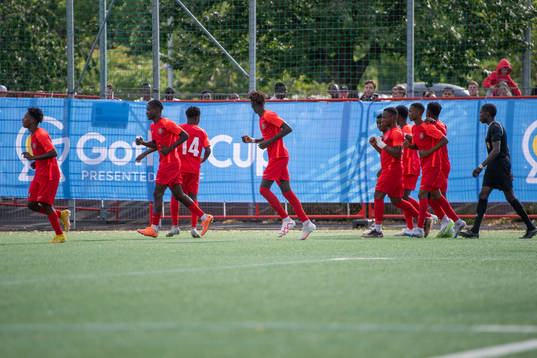 Spelare i Right to dream jublar efter 1-0 mot Mjällby