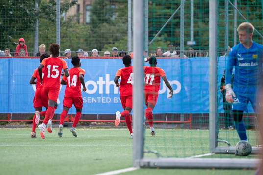 Spelare i Right To Dream jublar efter 1-0 i matchen mot Mjällby