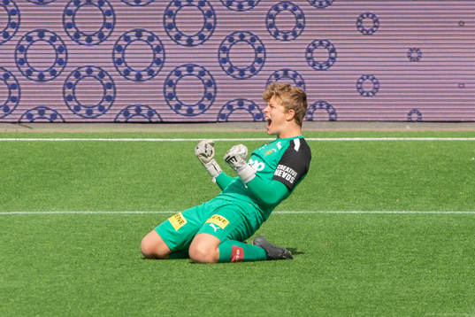Lilleströms Målvakt Sebastian Naerum Ekerhaugen  jublar efter en straffläggning