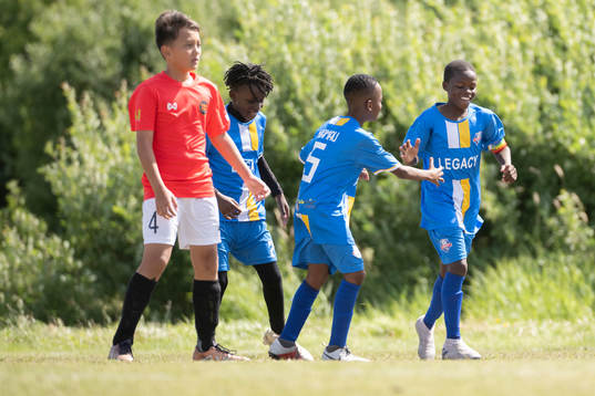 Spelare i Legacy Academy B11 jublar
