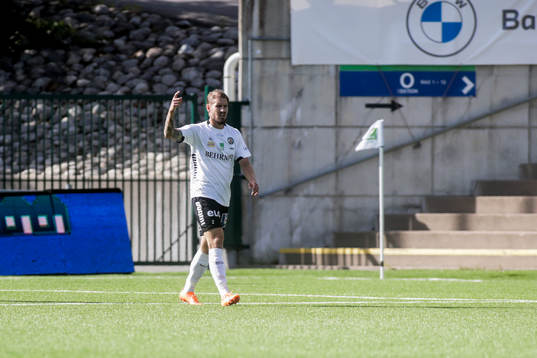 Örebros Daniel Björnquist jublar