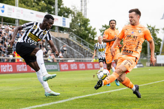 Landskronas Kofi Asare och AFC Eskilstunas Ryan Williams
