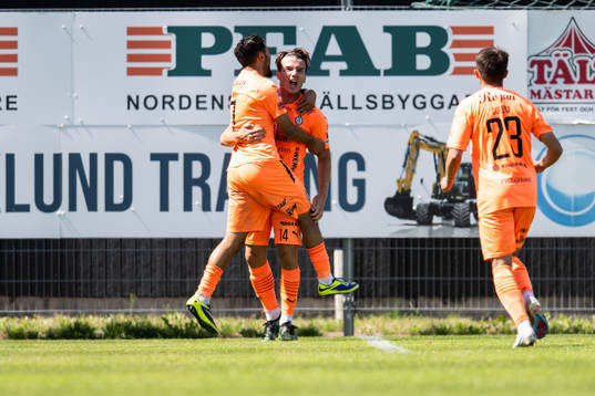 AFC Eskilstunas Oskar Lindberg jublar med lagkamrater efter 1-1