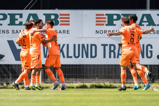 AFC Eskilstunas Oskar Lindberg jublar med lagkamrater efter 1-1