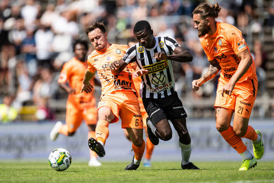 AFC Eskilstunas Ryan Williams och Ali Suljic mot Landskronas Ousmane Diawara