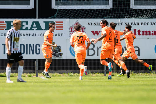 AFC Eskilstunas Oskar Lindberg jublar med lagkamrater efter 1-2