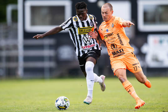 Landskronas Xavier Odhiambo och AFC Eskilstunas Anton