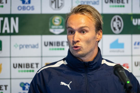 AFC Eskilstunas assisterande tränare Robert Åstedt vid en presskonferens