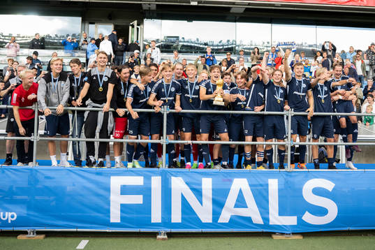 Spelarna i Utsikten jublar efter finalen i  B18
