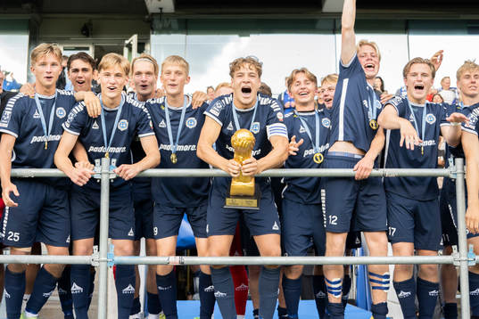 Spelarna Utsikten jublar efter finalen i B18