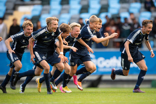 Spelarna i Utsikten jublar efter finalen i  B18 