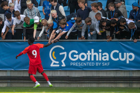 En spelare i Right To Dream firar med publiken