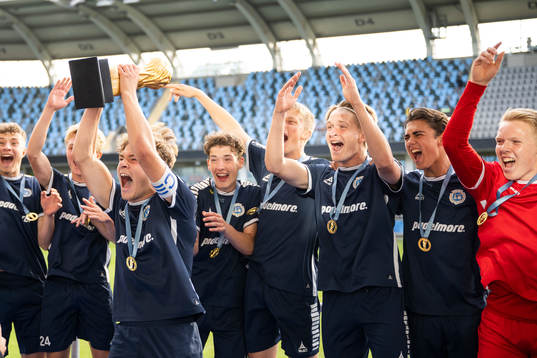 Utsiktens spelare jublar efter segern i B18 klassen