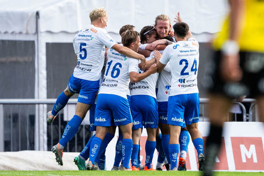 Värnamos Simon Thern jublar med lagkamrater