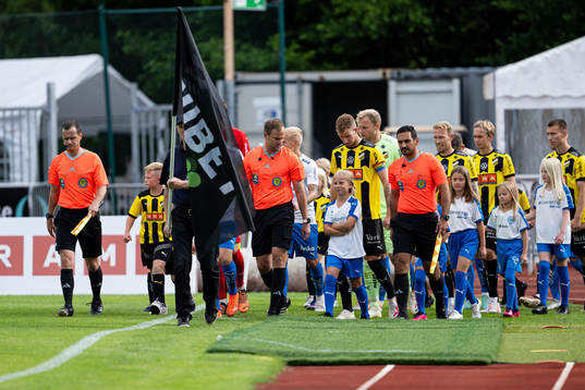 Domartrion och lagen kommer in till match
