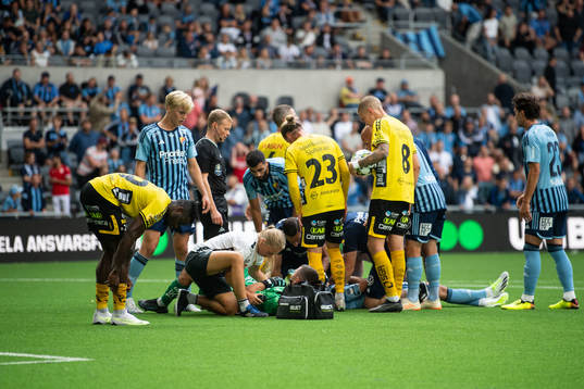 Elfsborgs målvakt Hakon Valdimarsson och Djurgårdens Oskar Fallenius har ont och får vård