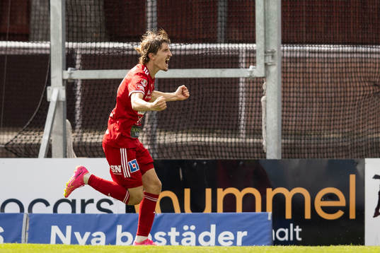 Skövde AIKs Hugo Engström jublar efter 2-0