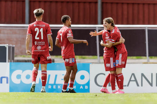 Skövde AIKs Hugo Engström jublar efter 2-0 målet