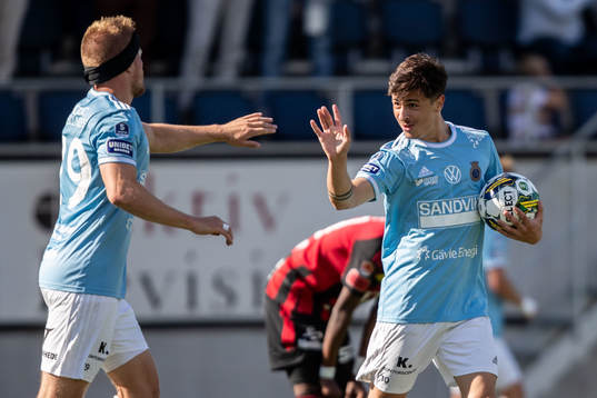 Gefles Martin Rauschenberg Brorsen jublar med målskytt Antonio Yakoub jublar efter 2-2