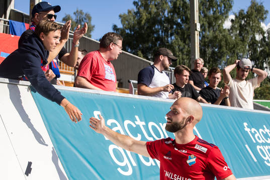Östers Sebastian Hedlund  jublar med fansen efter segern 1-2