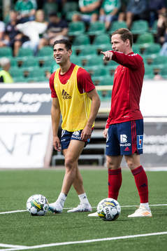 Östers spelarna värmer upp innan fotbollsmatchen i