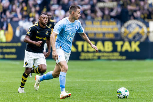 AIKs Abdussalam Magashy och Malmö FFs Niklas Moisander