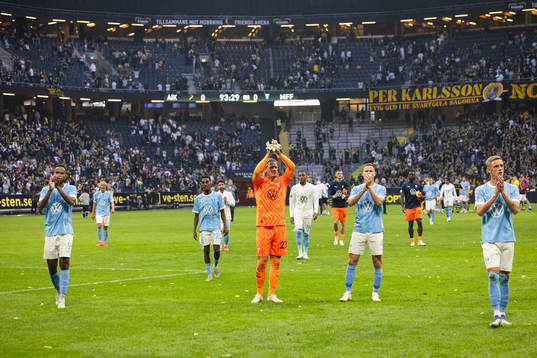 Malmö FFs spelarna tackar publiken