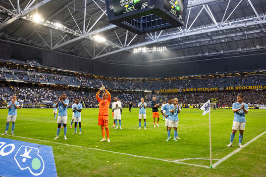 Malmö FFs spelarna tackar publiken