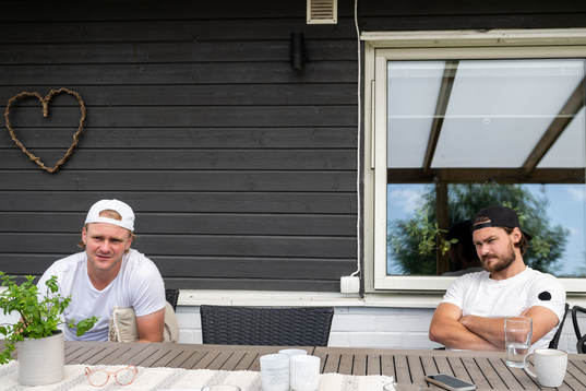 Calle Andersson och Rasmus Andersson poserar vid en