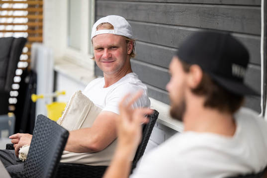 Calle Andersson och Rasmus Andersson poserar vid en