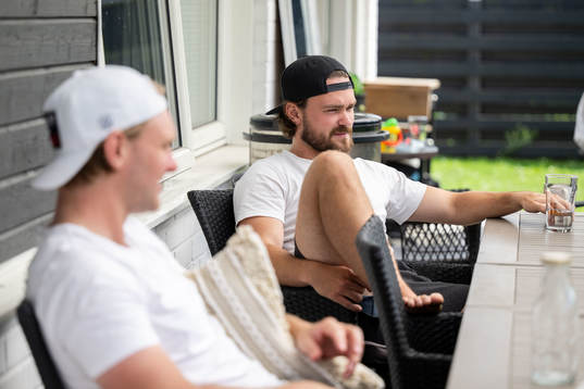 Calle Andersson och Rasmus Andersson poserar vid en