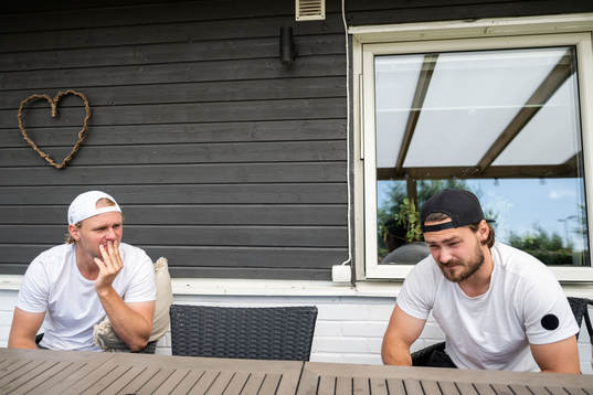 Calle Andersson och Rasmus Andersson poserar vid en