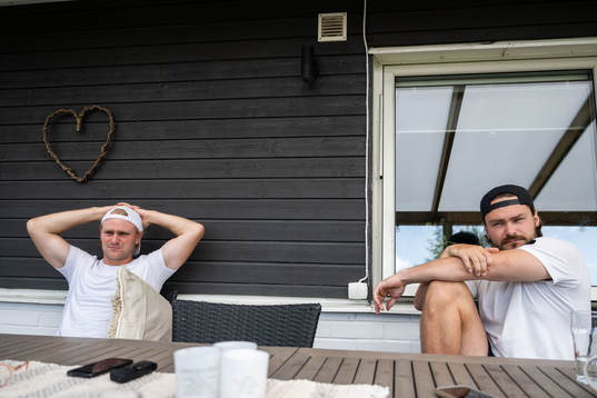 Calle Andersson och Rasmus Andersson poserar vid en