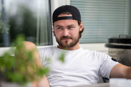 Rasmus Andersson poserar vid en intervju med Sydsvenskan