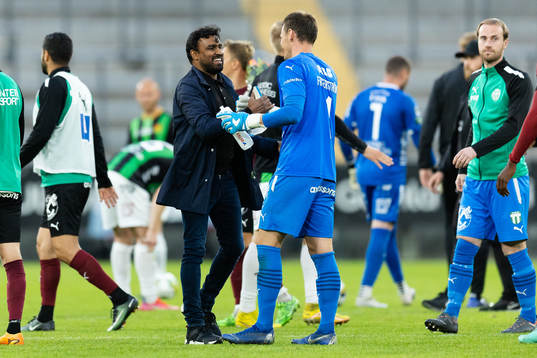 Västerås SKs tränare Kalle Karlsson jublar ihop med målvakt Anton Fagerström