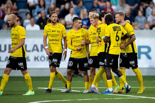 Mjällbys David Löfquist jublar efter 1-2 på straff