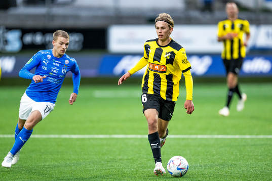 Jóannes Danielsen of Klaksvik and Pontus Dahbo of BK