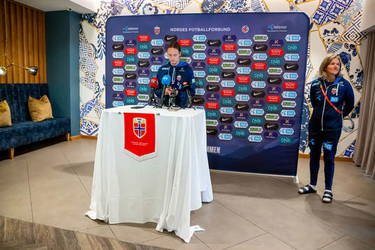 Caroline Graham Hansen and head coach Hege Riise of the Norwegian women’s national football team at a press event
