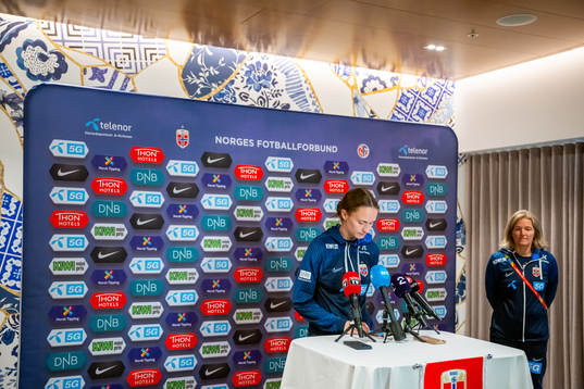 Caroline Graham Hansen and head coach Hege Riise of the Norwegian women’s national football team at a press event