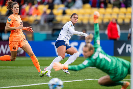 Dominique Janssen and goalkeeper Daphne van Domselaar of