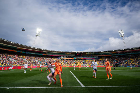 Rose Lavelle of USA and Jackie Groenen of Netherlands