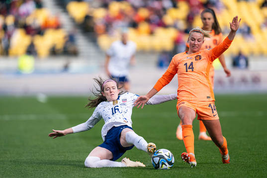 Rose Lavelle of USA and Jackie Groenen of Netherlands