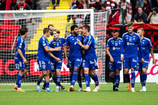 GIF Sundsvalls Paya Pichkah jublar med lagkamrater efter 0-1