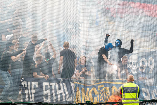 GIF Sundsvalls fans med pyroteknik