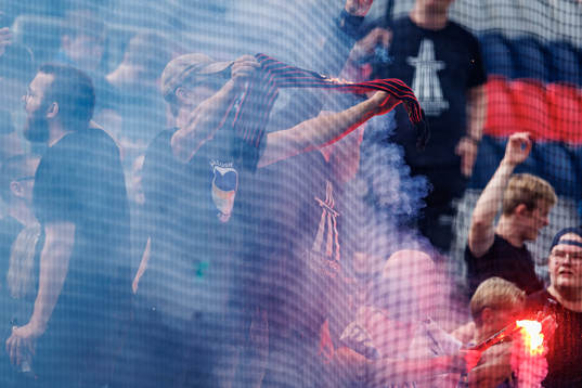 GIF Sundsvalls fans eldar en Östersunds halsduk