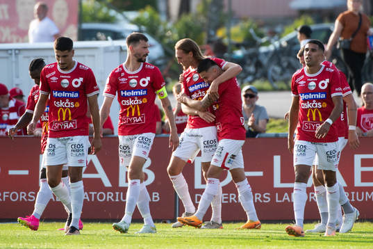 Degerfors Gustav Granath jublar med lagkamrater efter 1-0
