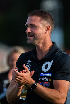 Degerfors tränare Tobias Solberg jublar