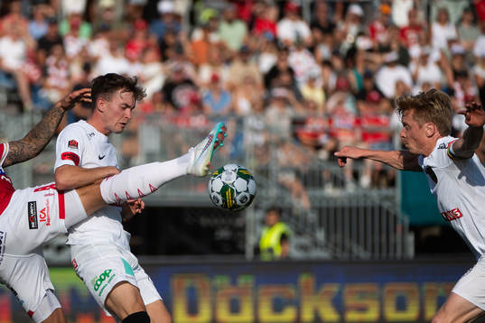 Degerfors Douglas Bergqvist och Brommapojkarnas Alexander