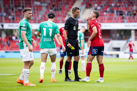 Östers Runar Thor Sigurgeirsson i diskussion med Domare